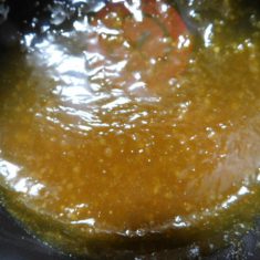 鍋に、味噌、砂糖、酒を入れ、ツヤが出るまで、弱火で練る。