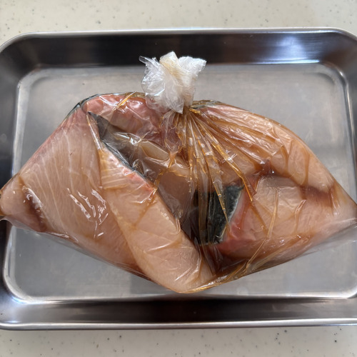 ポリ袋に合わせ調味料を入れて混ぜ、①のブリを加え、袋の空気を抜き、冷蔵庫で約15分漬ける。