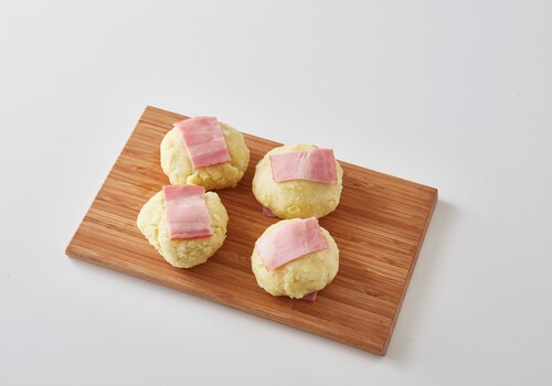 フライパンにバターをいれ、弱火で熱し、バターが溶けたら４を並べる。