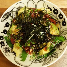 その上にねぎ、白ごま、刻みのりを散らし、焼肉のタレをかけて完成。