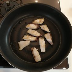 フライパンに油を熱し、強火でブリを焼く。全面焼き色が付いたら、合わせておいた（A）を入れ煮からめる。短時間で仕上げるとブリのパサつきを回避できます。