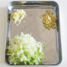 豚挽き肉に塩を加え、粘り気が出るまでしっかり混ぜる。鶏ガラスープも加え、よく混ぜる。