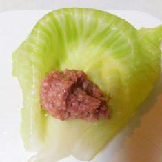 ①のキャベツに②の具材を真ん中にいれ、巻いていく。（最後に爪楊枝でとめる）