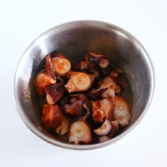 ①のじゃがいもを皿に並べ、②を乗せて出来上がり。
