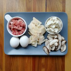 筍と椎茸は薄切り、豚肉は細く切り、豆腐は細かめのさいの目に切る。