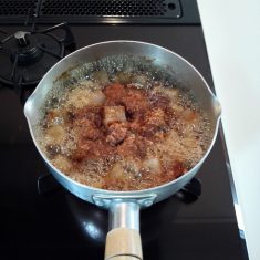 冷ますことでこんにゃくに味が染みるので、１度冷ますのもおすすめ。