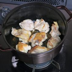 鍋にオリーブオイルの半量を熱し、①の鶏もも肉を皮目から入れ、両面こんがり焼き色がついたら取り出しておく。