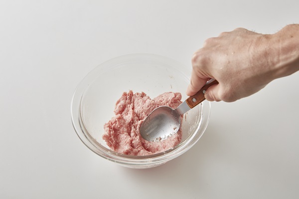 ボウルに豚ひき肉、塩をいれ、
粘りがでて白っぽくなるまで、しっかりと練る。
