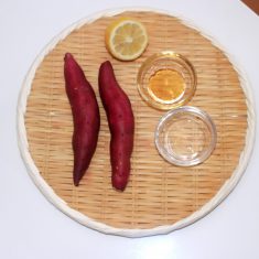 さつまいもは洗って1.5㎝程度の厚さの輪切りにして、水に10分程さらす。