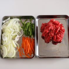 にんにくはすりおろし、しょうゆ、コチュジャン、砂糖、酒、ごま油と合わせて密閉袋に入れて混ぜる。