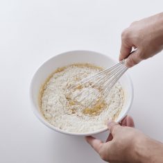 ②に卵、砂糖、マーマレードジャムをいれて泡立て器でよく混ぜたら、
