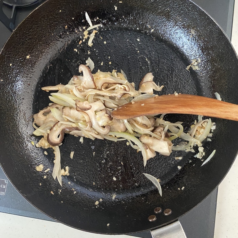 フライパンにごま油大さじ1/2を中火で熱し、にんにくと生姜を炒める。香りが出てき たら玉ねぎと椎茸を加えて炒める。