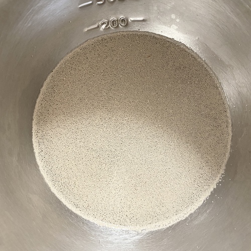ボウルにぬるま湯とイーストを入れて溶かす。

