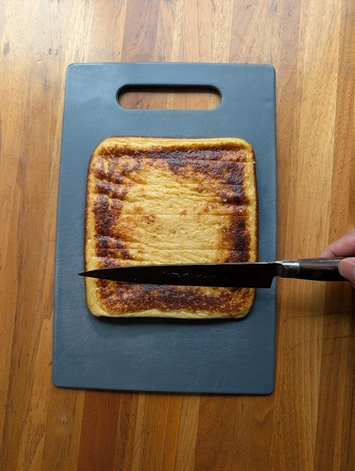 生地の内側になる面を上に、短辺が手前に来るようにまな板におく。
深さ2〜3㎜で1.5㎝間隔で切り込みを入れる。