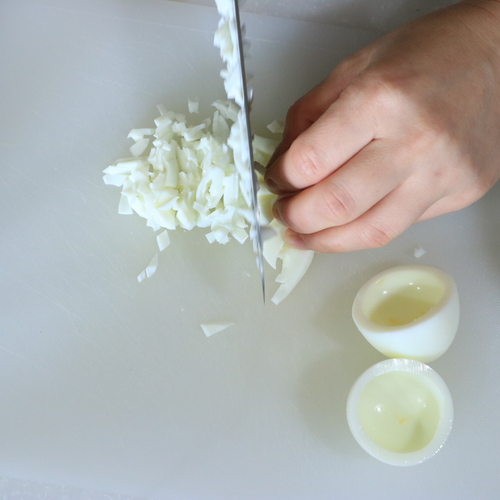 卵を黄身と白身に分ける。白身は包丁で細かく切る。