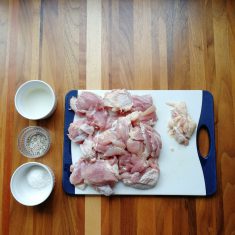 鶏もも肉は余分な脂を取り除き、3㎝くらいに切る。ハーブソルトとコショウを揉みこみ、白ワインも揉みこみ、薄力粉をまぶしておく。