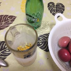 炭酸を注いで、マドラーでかき混ぜたら完成！