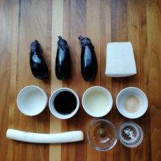 茄子はヘタを落とし、乱切りにする。水にさらし、良く水気を拭く。油で揚げ焼きにする。