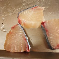 ぶりを適当な大きさに切り、塩をふる。