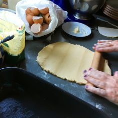 生地を冷蔵庫から出して、伸ばします。