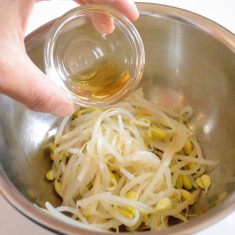 豆もやしは茹で水気を切りごま油、塩で和える。