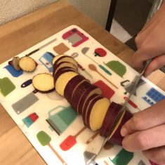 フライパンに重ならないように並べて、水で浸す