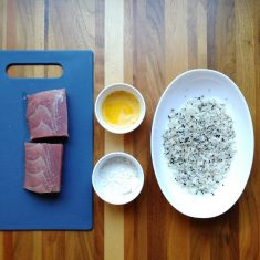 ①に薄力粉をまぶし、とき卵にくぐらせて、②をまんべんなくまとわせる。