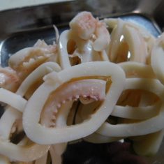 塩抜きしたイカを輪切りにし、②のきゅうりと、調味料を混ぜれば、出来上がり。