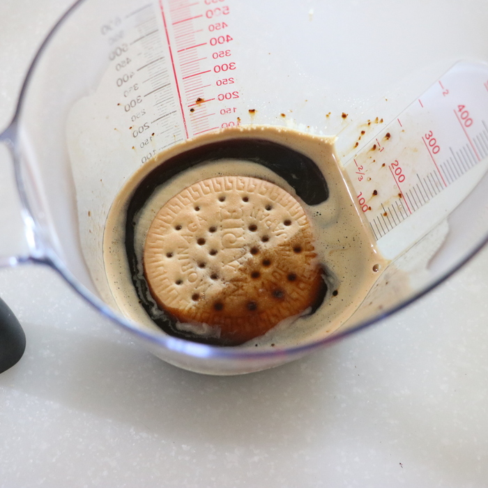 ビスケットを、片面10秒ほどコーヒー液に漬け、グラスの下に2枚敷く。その上にクリームを大さじ2程度乗せる。これを、各グラス3回繰り返す。