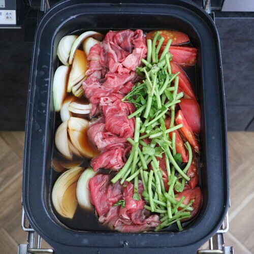 フタを開け、クレソンの茎と牛こま切れ肉を入れてフタをし、調理モード[煮る]で5分加熱する。フタを開け、クレソンの葉を乗せて完成。