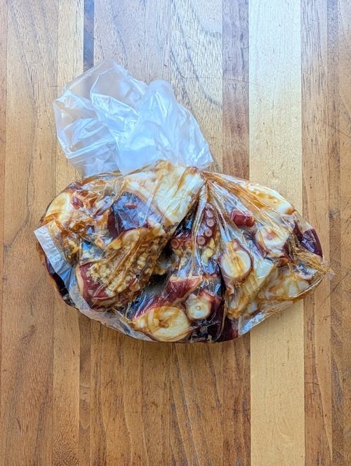 たこを＝A=の調味料に漬け、15分くらいおく。