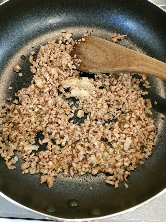 フライパンにごま油をひき、弱火でごぼう・にんにく・生姜の半量をしっかり炒める（5分）。