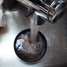 流水で汚れを丁寧に洗い流す。