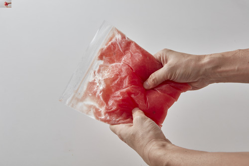 ２をかるく手で揉み、ほぐしたら器に盛る。チョコチップをちらす。