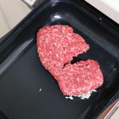 蓋を開け、合いびき肉も加えて調理モード［煮る］で5分間加熱する。