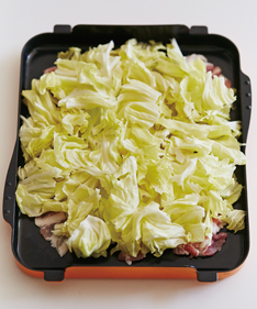 豚ばら肉の上にキャベツをまんべんなく広げます。