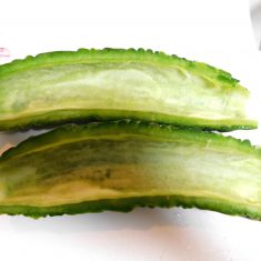 ①のゴーヤにAの砂糖と塩をまぶし、よくもむ。（砂糖でもむことで、苦みがかなり抑えられます。）