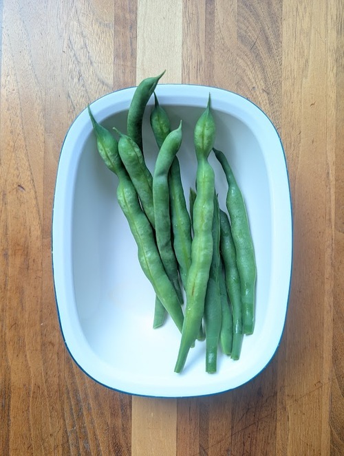 さやいんげんは筋を取り、熱湯でさっと茹でておく。