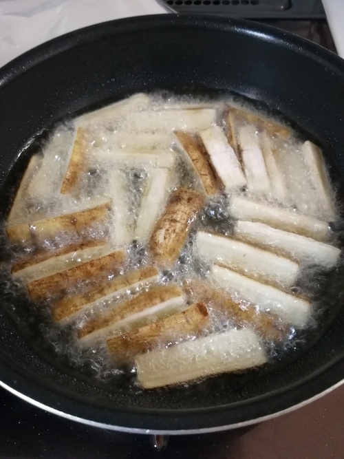 170℃の油で揚げ焼きにする。