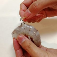 エビは殻を剥き、背ワタを取り、背中に切れ目を入れる。塩でもんで汚れを出し、少々の水と片栗粉でもみ、水で良く洗う。キッチンペーパーで水気をよく拭き取り、酒をまぶしておく。