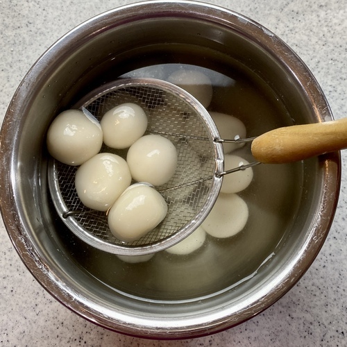 白玉だんごは浮かんでから1分茹で、冷水にとる。