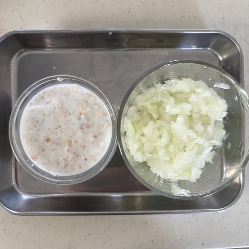 玉ねぎはみじん切りにする。
パン粉は牛乳に浸しておく。
しめじは石づきを切り落とし、手でバラバラにほぐす。
