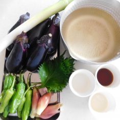 茄子としし唐に隠し包丁をいれ、180度の油で皮を下に素揚げする
