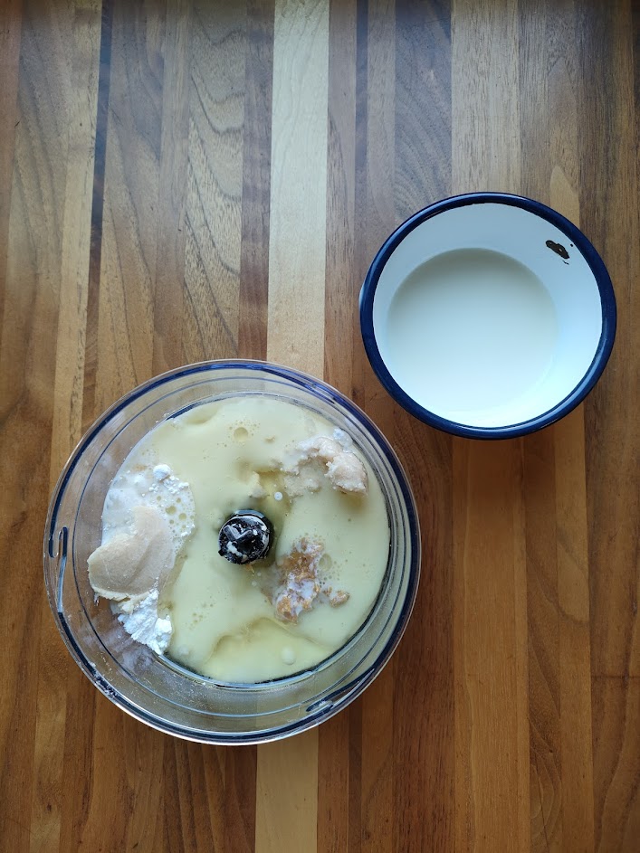 酒粕・米粉・塩・味噌・油と無調整豆乳の2/3量をフードプロセッサーに入れてよく混ぜ合わせる。酒粕が固めの場合は予め豆乳でのばしておく。