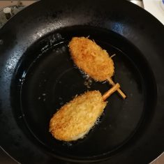 もう一度しっかり形成し、160～170℃の油で焦げないように揚げる。あまり触らないこと。揚げ時間が短いとチーズが溶けないし、生地が生焼けになってしまうので、じっくりと揚げる。