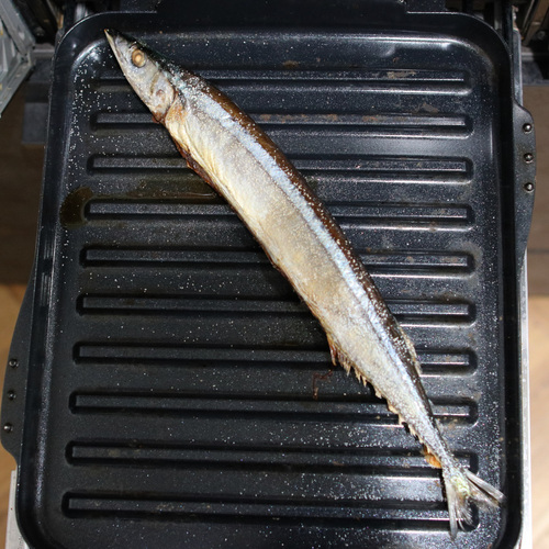 さんまに改めて塩を軽く振り、マルチグリルの波型プレートに乗せたらオートメニュー[魚：姿焼き]で焼く。