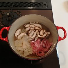 鍋に水を入れ、筍・豚肉・椎茸・鶏がらスープの素を入れて、火にかける。沸騰したらアクを取り、水溶き片栗粉でとろみをつける。再沸騰したら、溶いた卵を注ぎ入れる。
