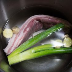 圧力鍋に豚の三枚肉とネギの青の葉っぱと生姜スライスを入れ、水は材料が浸かるくらい入れる。最初強火にし、圧力がかかってきたら5分~10分弱火にする。