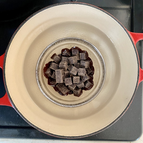 チョコレートは刻み、湯せんで溶かす。