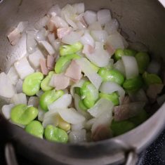 白ワインを加えたら蓋をして、2~3分蒸し焼きにする。